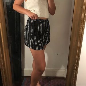 WOMENS FLOUNCY SHORTS
